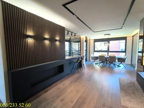 Dnevna soba sa trpezarijom i modernim drvenim zidnim panelima. - image 9