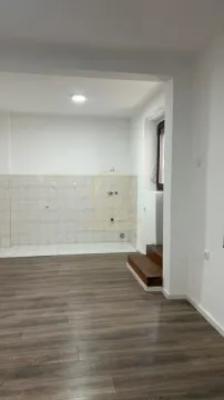 Prazna kuhinja sa keramičkim pločicama i drvenim podom. - image 8