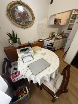 Trpezarija sa stolom i stolicama, sa pogledom na deo kuhinje. - image 7