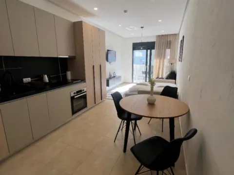 Izdavanje, garsonjera, 38m², Soho City, Bar - image 7