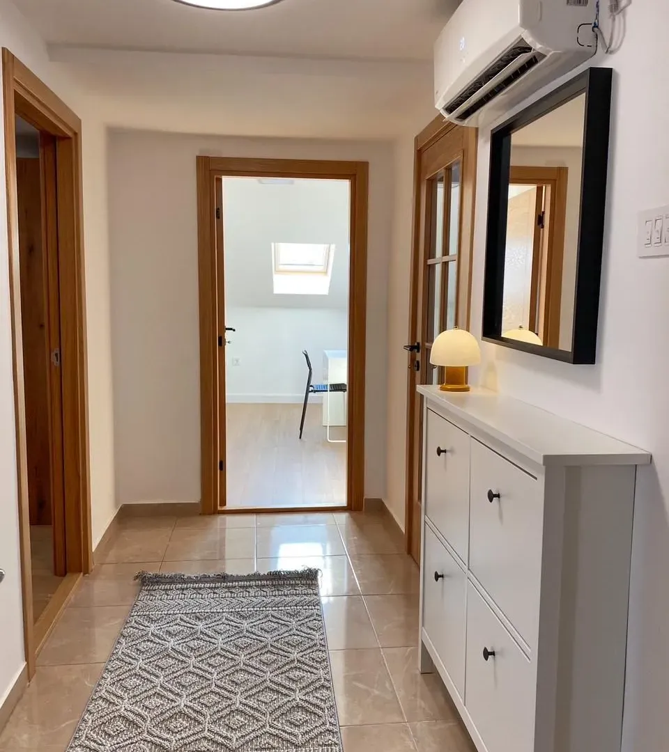 Izdavanje, dvosoban stan, 80m², Centar, Podgorica