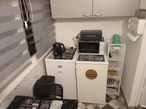 Manja kuhinja sa frižiderom, šporetom, mikrotalasnom pećnicom i gornjim elementima. - image 3