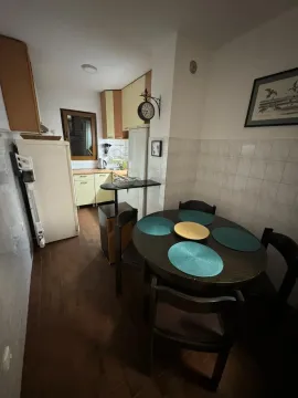Kuhinja sa trpezarijskim stolom i stolicama. - image 15