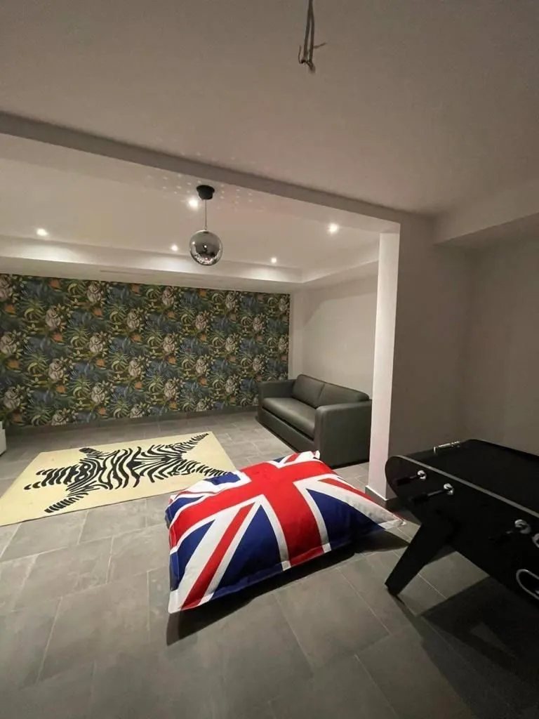 Izdavanje, kuća, 360m², Kavač, Kotor