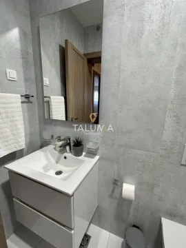 Moderno opremljeno kupatilo sa umivaonikom, ogledalom i siva pločicama. - image 9