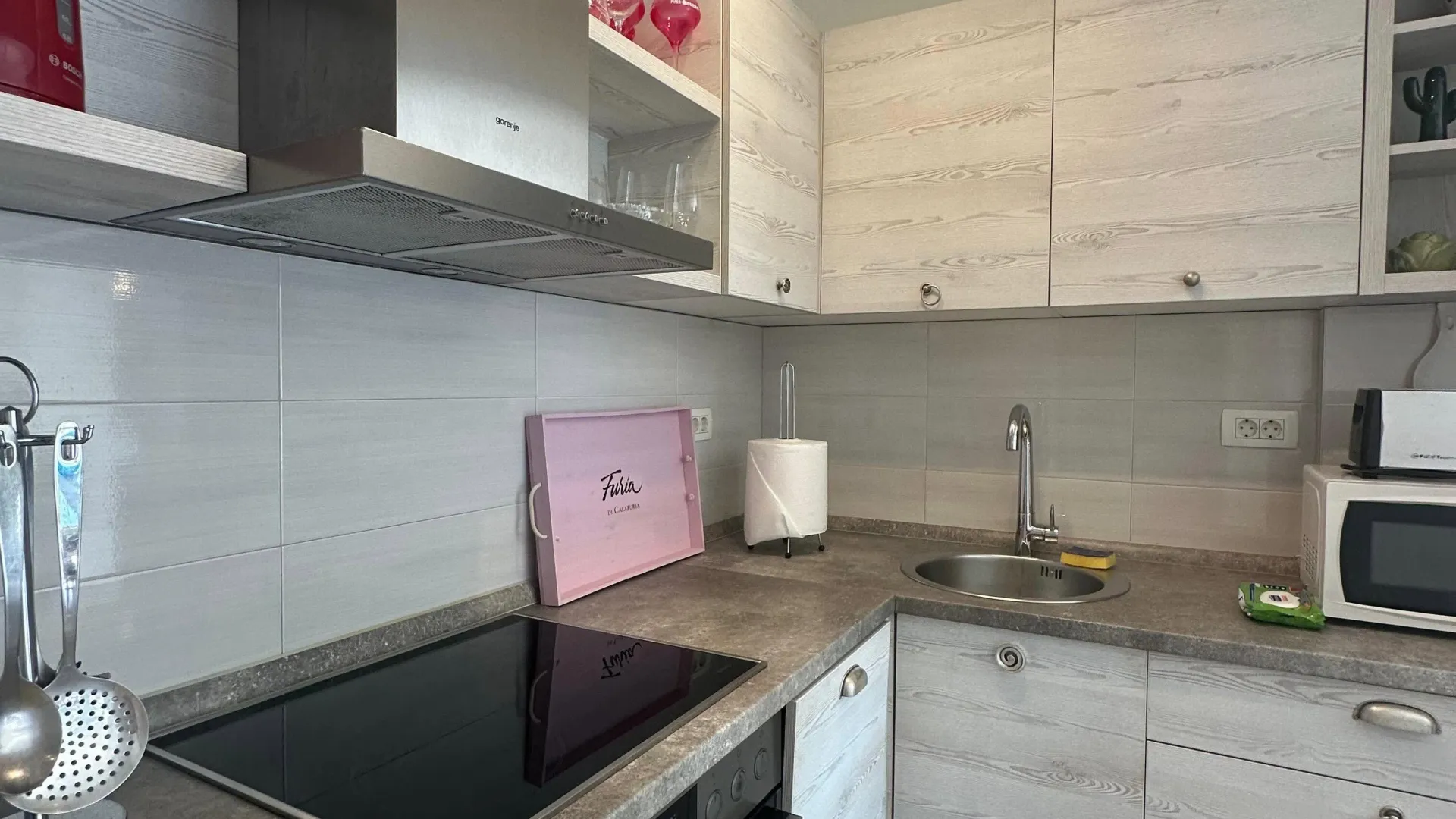 Izdavanje, dvosoban stan, 70m², Centar, Tivat