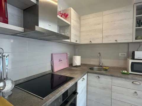 Izdavanje, dvosoban stan, 70m², Centar, Tivat - image 2