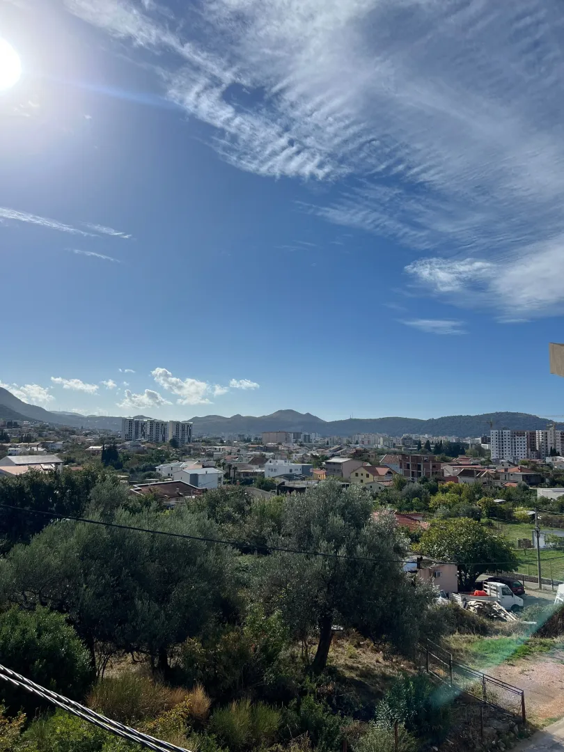Pogled sa terase na grad i okolno zelenilo.