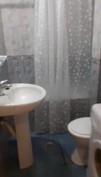 Kupatilo sa umivaonikom, WC šoljom i tuš kabinom. - image 7