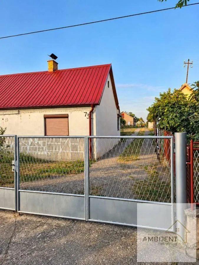 Pogled na dvorište i kapiju porodične kuće.