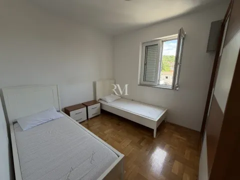 Spavaća soba sa dva kreveta i garderoberom. - image 5