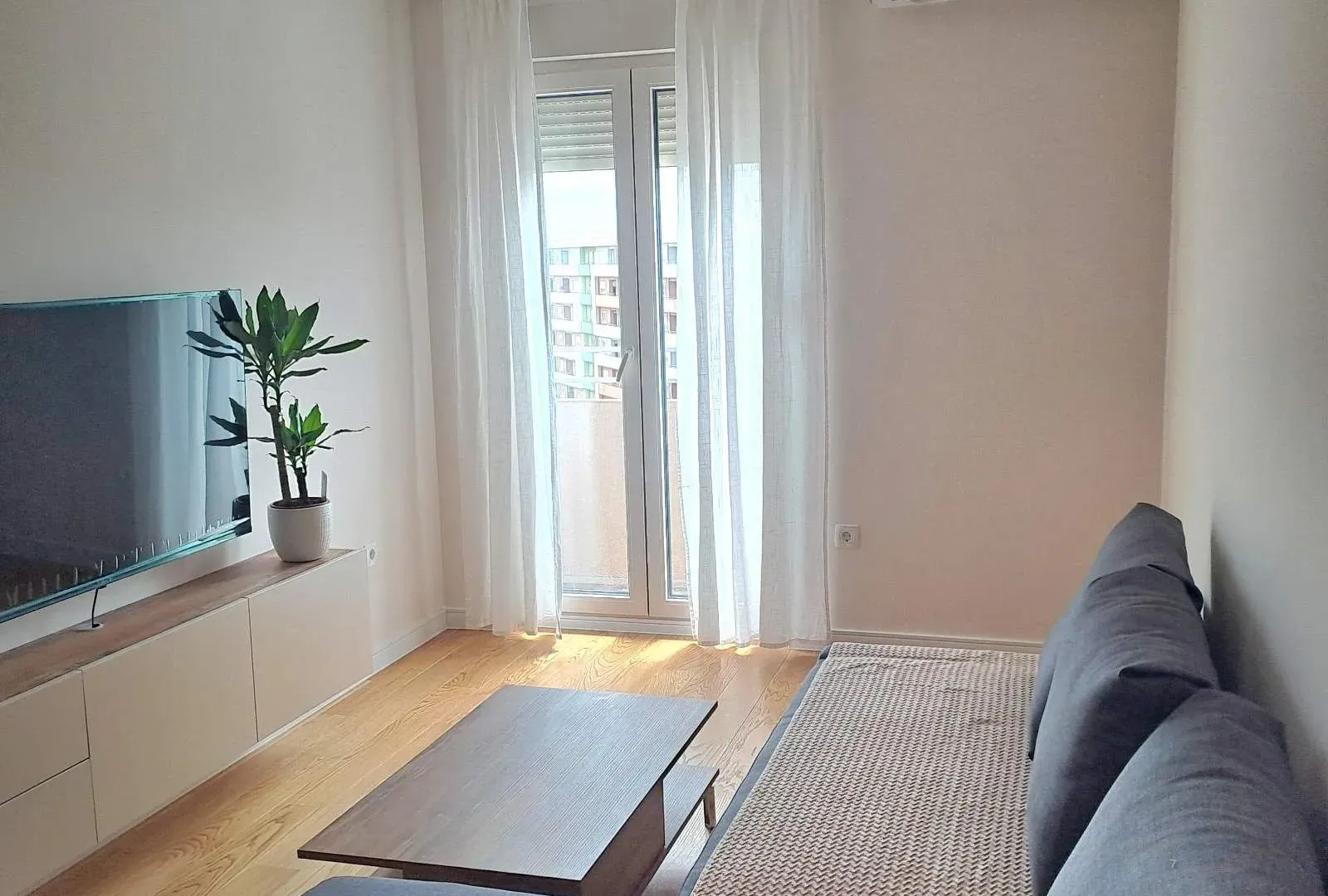 Izdavanje, jednosoban stan, 41m², Central Point, Podgorica