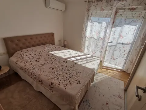 Svijetla spavaća soba sa bračnim krevetom i izlazom na terasu. - image 7