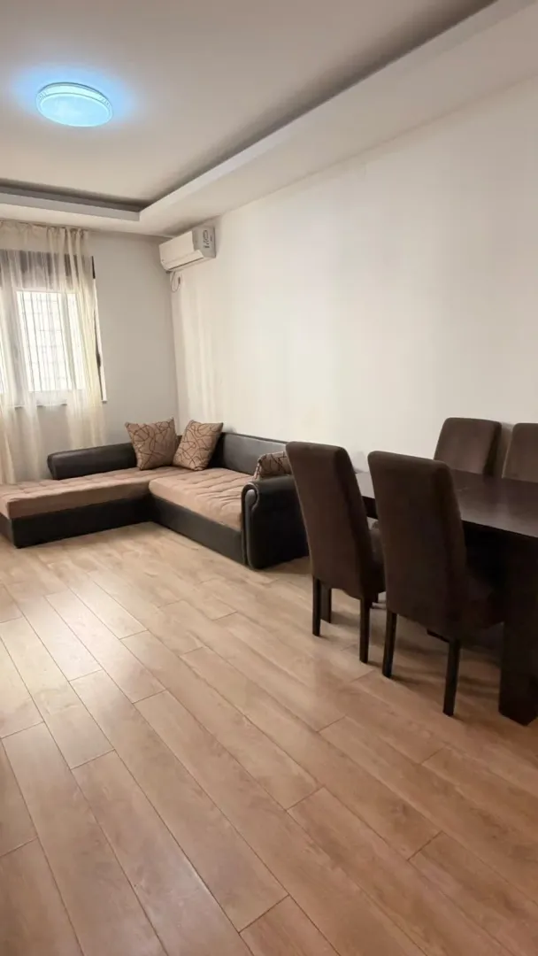 Dnevni boravak sa garniturom i trpezarijskim stolom.