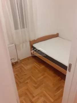 Manja spavaća soba sa krevetom i parketom. - image 5