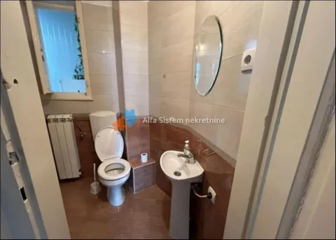 Manje kupatilo sa wc šoljom, umivaonikom i pločicama. - image 11