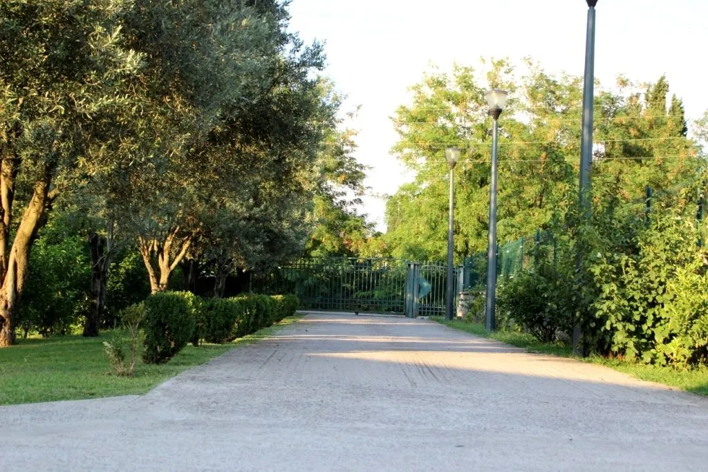Izdavanje, kuća, 250m², Tološi, Podgorica