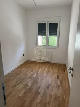 Prazna soba sa drvenim parketom i prozorom. - image 9