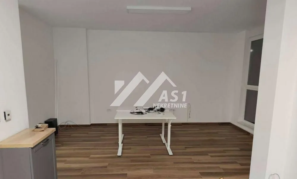 Izdavanje, četvorosoban stan, 100m², Stari grad, Novi Sad
