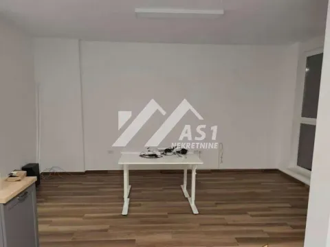 Izdavanje, četvorosoban stan, 100m², Stari grad, Novi Sad - image 3