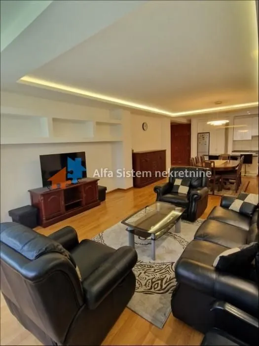 Izdavanje, četvorosoban stan, 126m², Kalenić Pijaca, Vračar Sve Podlokacije