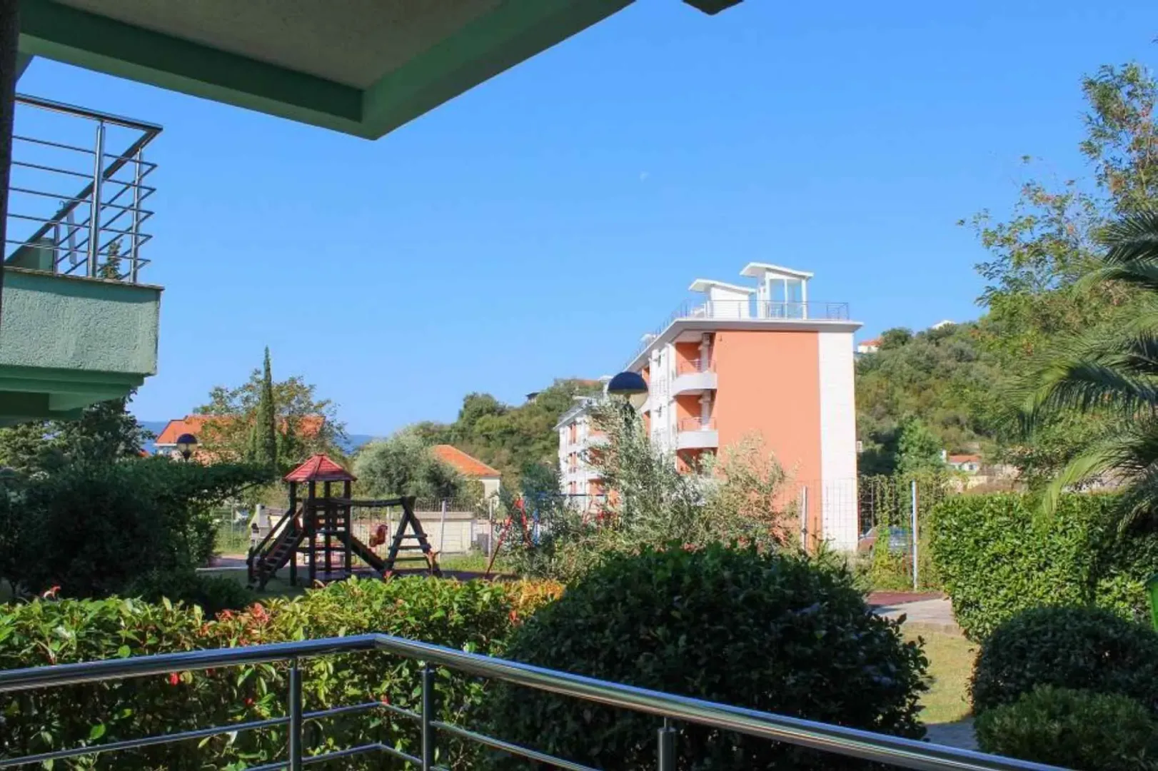 Pogled sa terase na dvorište i okolne zgrade.
