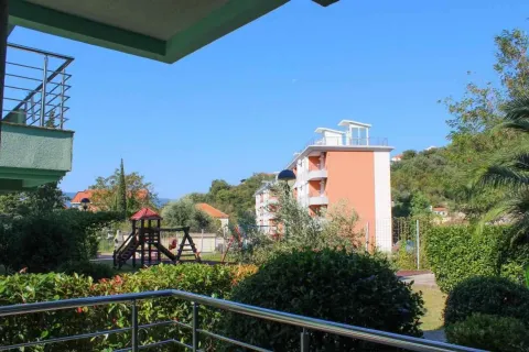 Pogled sa terase na dvorište i okolne zgrade. - image 4