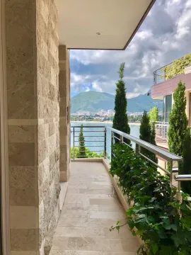 Popločani balkon sa kamenim stubom i predivnim pogledom na more i planine. - image 15