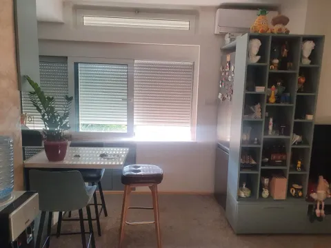 Dnevni boravak sa trpezarijskim stolom i policama za knjige. - image 7