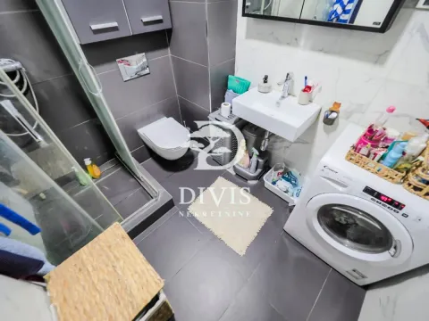 Moderno kupatilo sa tuš kabinom, umivaonikom i veš mašinom. - image 18