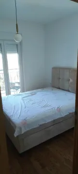 Spavaća soba sa bračnim krevetom i izlazom na terasu. - image 4