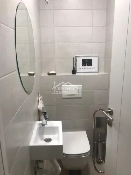 Manje kupatilo sa umivaonikom, WC šoljom i ogledalom. - image 13