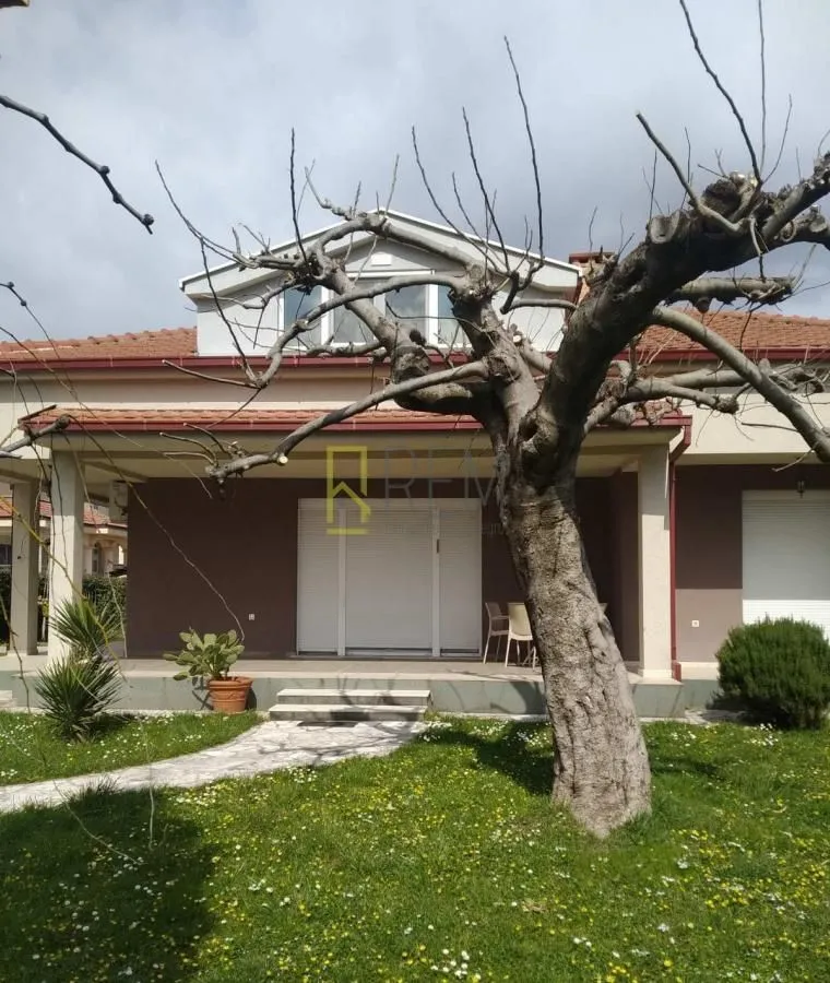 Izdavanje, kuća, 190m², Tološi, Podgorica