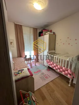 Dječija soba sa krevetom, krevetcem i ormarom. - image 5
