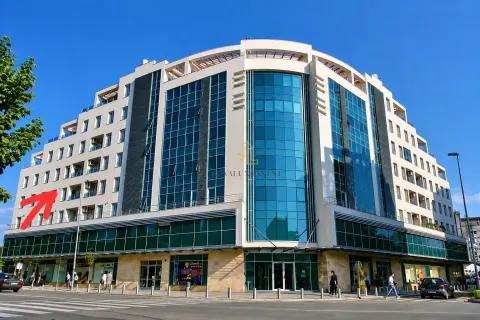 Pogled na spoljašnjost moderne poslovno-stambene zgrade sa velikim staklenim površinama. - image 7