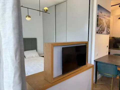 Moderna spavaća soba povezana sa dnevnim boravkom i kuhinjom. - image 5