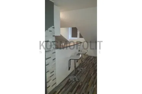 Manja kuhinja sa šankom i barskim stolicama. - image 7