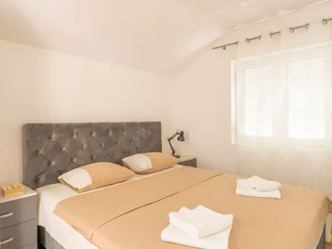 Izdavanje, jednosoban stan, 40m², Radanovići, Kotor - image 2