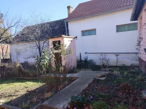 Dvorište kuće sa pomoćnim objektom i stazom. - image 2