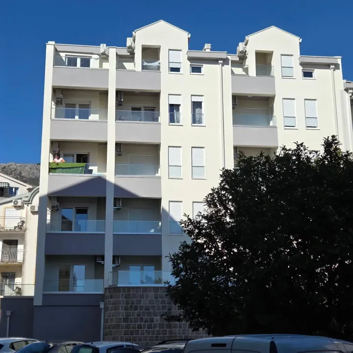 Izdavanje, jednosoban stan, 43m², Centar, Budva