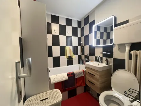 Kupatilo sa kadom, umivaonikom i toaletom, ukrašeno crno-belim pločicama. - image 3