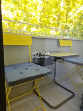 Manji namešten balkon sa stolom i dve stolice. - image 16