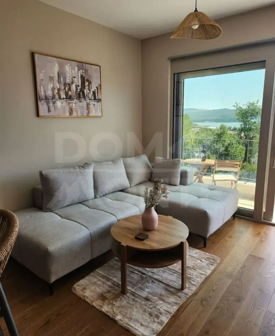 Izdavanje, jednosoban stan, 40m², Tivat, Crna Gora