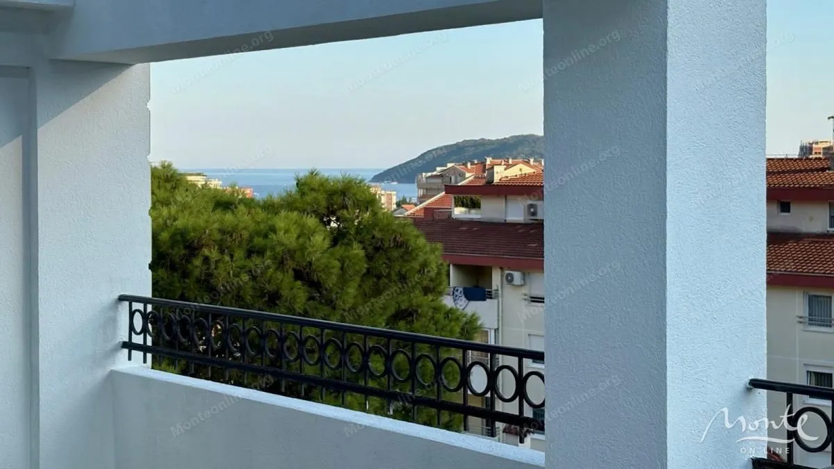 Pogled na more i okolno naselje sa terase.