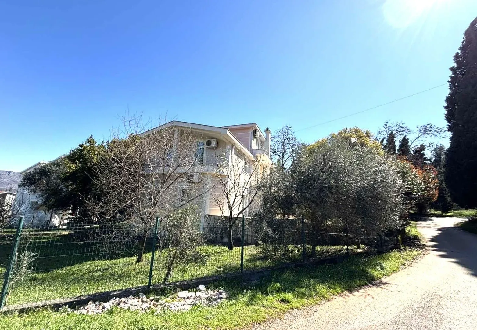 Rent, house, 300m², Zagorič, Podgorica