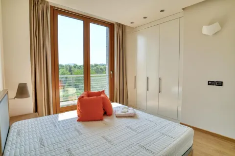 Svijetla spavaća soba sa bračnim krevetom, ugradnim plakarom i izlazom na terasu. - image 7