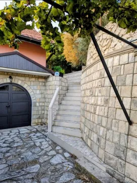Eksterijer kuće sa kamenim stepeništem i popločanim dvorištem. - image 7