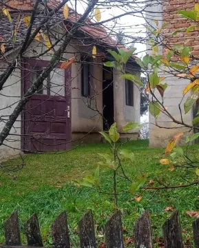 Pogled na stariji pomoćni objekat sa drvenom ogradom u dvorištu. - image 12