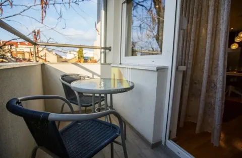 Manji namešteni balkon sa staklenim stočićem i dve stolice. - image 7