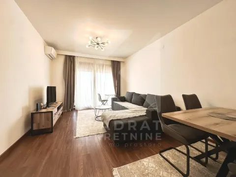 Dnevni boravak sa garniturom, televizorom i trpezarijskim stolom. - image 12